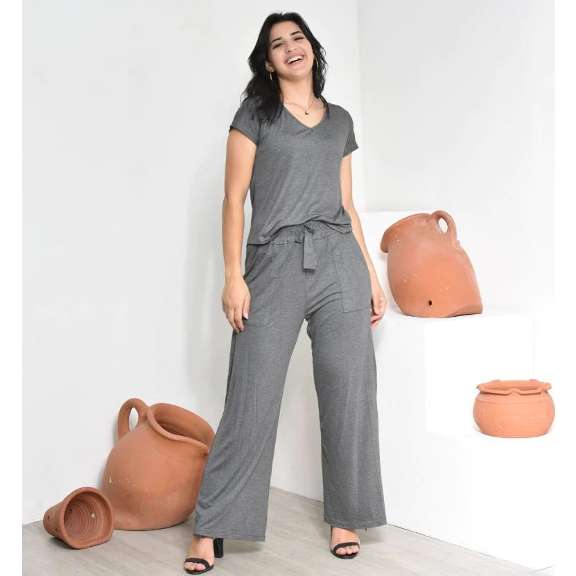 Conjunto Serena™ em Viscolycra com Calça Pantalona e Blusa Gola V