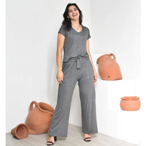 Conjunto Serena™ em Viscolycra com Calça Pantalona e Blusa Gola V