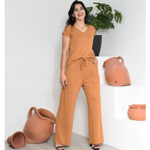 Conjunto Serena™ em Viscolycra com Calça Pantalona e Blusa Gola V