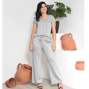 Conjunto Serena™ em Viscolycra com Calça Pantalona e Blusa Gola V